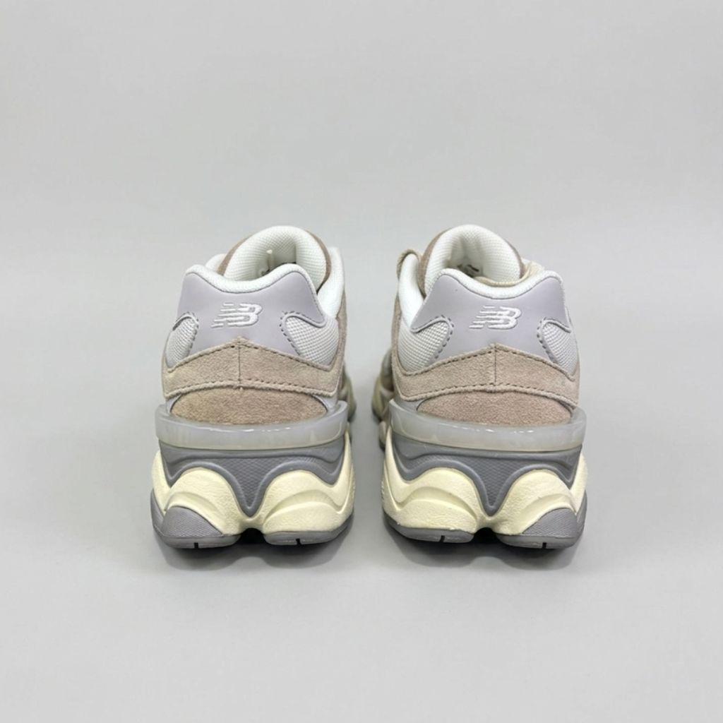 Sneaker New Balance 9060 beige camoscio con laccio a treccia corda naturale e passante dorato