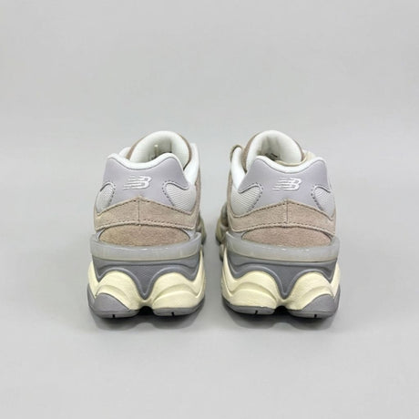 Sneaker New Balance 9060 beige camoscio con laccio a treccia corda naturale e passante dorato