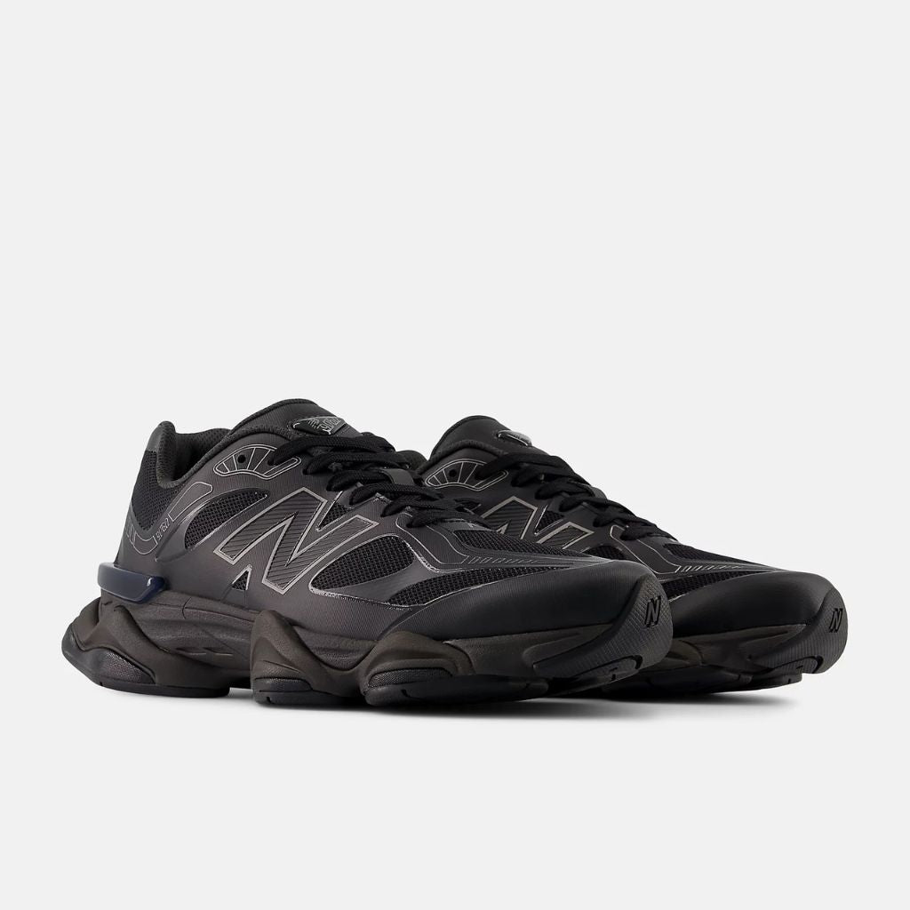 Sneaker New Balance 9060 con intersuola scolpita e barre di oscillazione