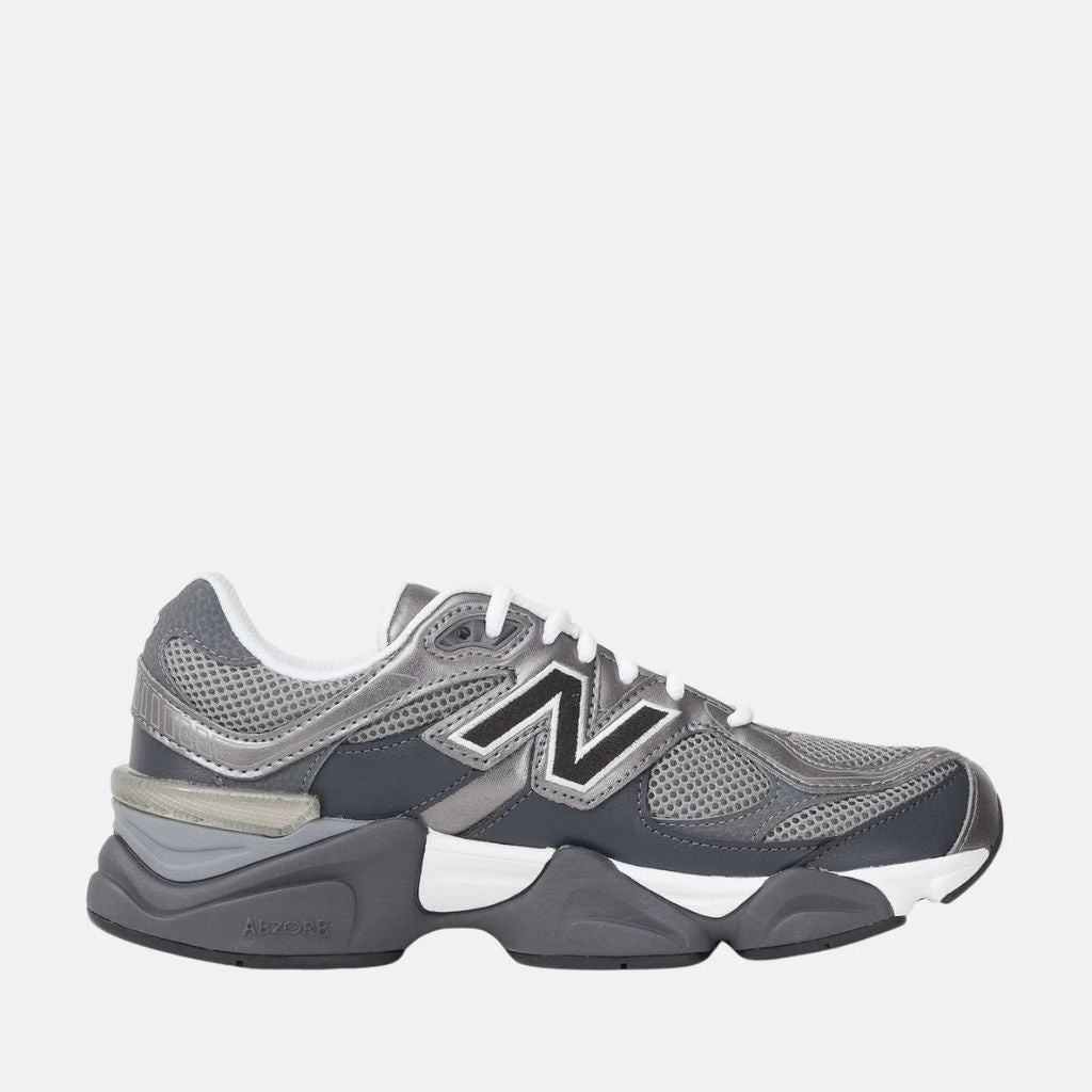 New Balance 9060 sneaker grigia con dettagli metallizzati
