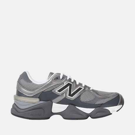 New Balance 9060 sneaker grigia con dettagli metallizzati