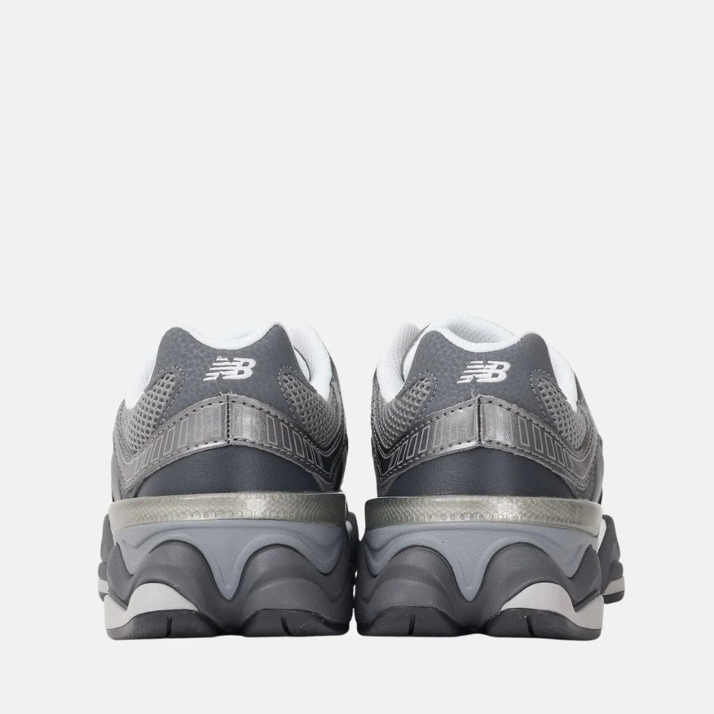 New Balance 9060 sneaker grigia con dettagli metallizzati