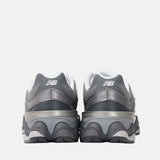 New Balance 9060 sneaker grigia con dettagli metallizzati