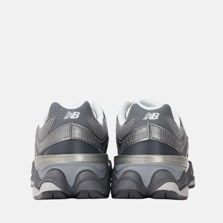 New Balance 9060 sneaker grigia con dettagli metallizzati