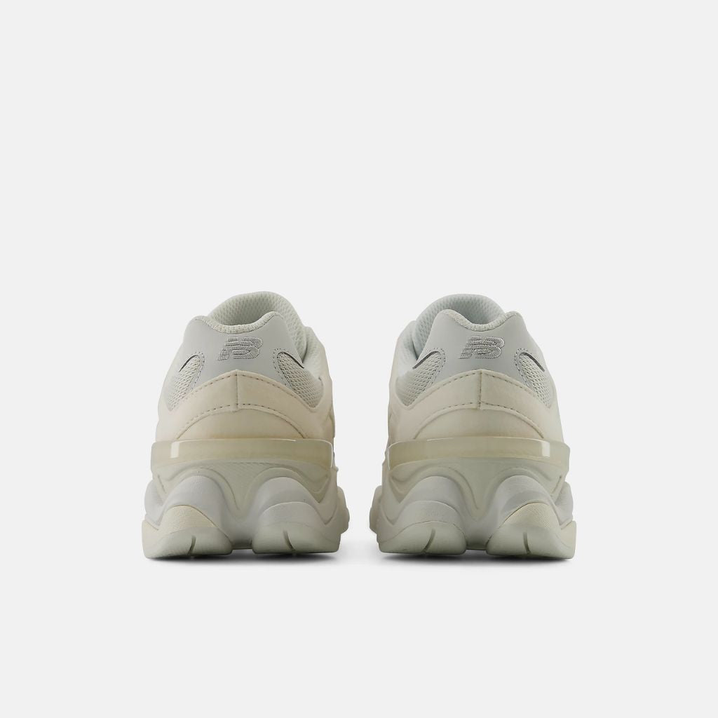 New Balance 9060 Reflection da bambino total off-white con suola chunky, vista frontale doppia