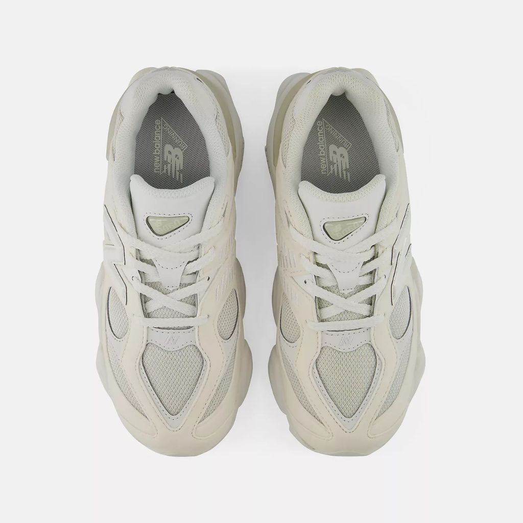 New Balance 9060 Reflection da bambino total off-white con suola chunky, vista frontale doppia