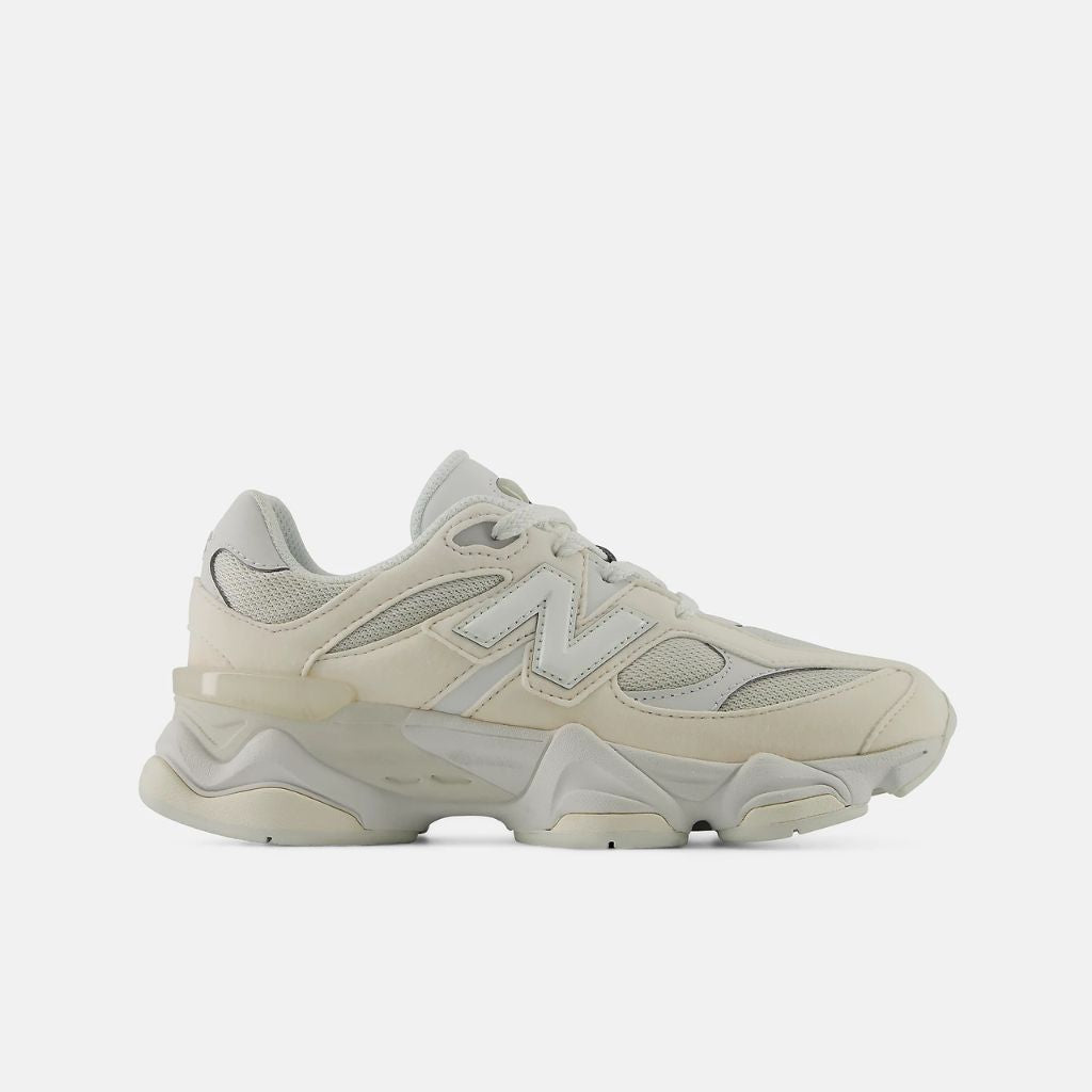 New Balance 9060 Reflection da bambino total off-white con suola chunky, vista frontale doppia