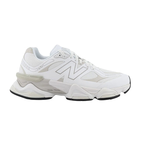 Sneaker New Balance 9060 bianca con tomaia in mesh e materiale gommato, intersuola ammortizzata ABZORB e iconico logo "N" laterale.