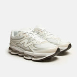 Sneakers New Balance ABZORB 2000 bianche con dettagli azzurri e argento, caratterizzate da tomaia in mesh e suola tecnica ammortizzata con tecnologia ABZORB.