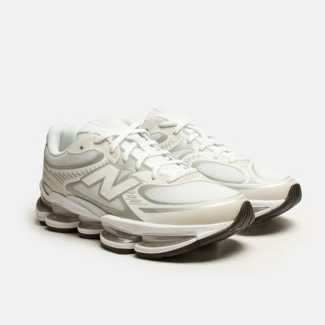 Sneakers New Balance ABZORB 2000 bianche con dettagli azzurri e argento, caratterizzate da tomaia in mesh e suola tecnica ammortizzata con tecnologia ABZORB.