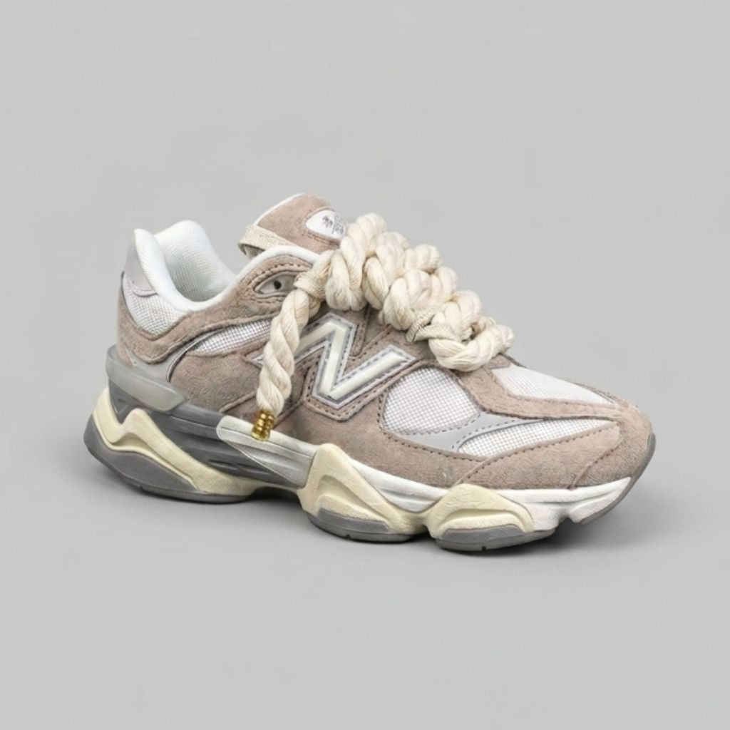 Sneaker New Balance 9060 beige camoscio con laccio a treccia corda naturale e passante dorato