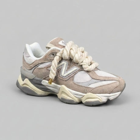Sneaker New Balance 9060 beige camoscio con laccio a treccia corda naturale e passante dorato
