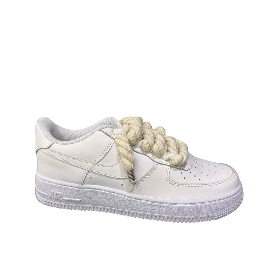Nike Air Force 1 Low bianca con lacci in corda color panna