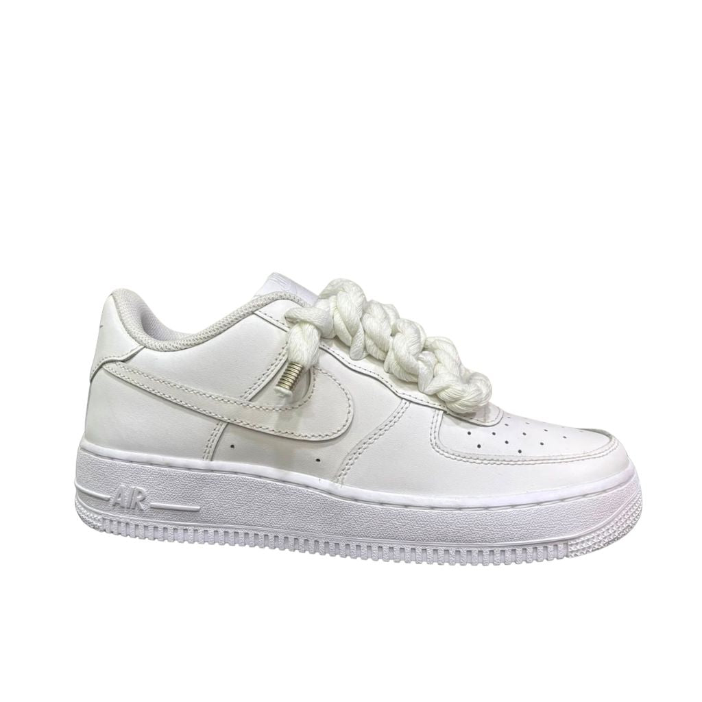 Nike Air Force 1 Low bianca con punta vernice e lacci corda
