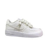 Nike Air Force 1 Low bianca con punta vernice e lacci corda
