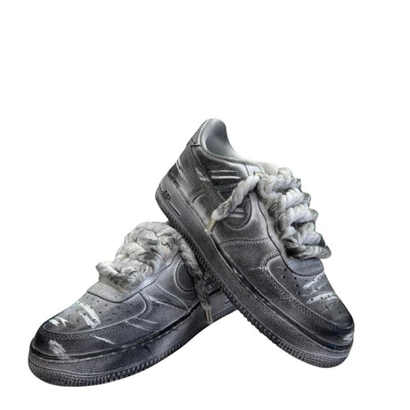 Nike Air Force 1 Low custom effetto vintage total grey, laccio in corda intrecciata bianca oversize.