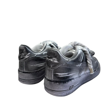 Nike Air Force 1 Low custom effetto vintage total grey, laccio in corda intrecciata bianca oversize.