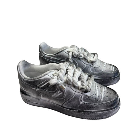 Nike Air Force 1 Low custom effetto vintage total grey, laccio in corda intrecciata bianca oversize.