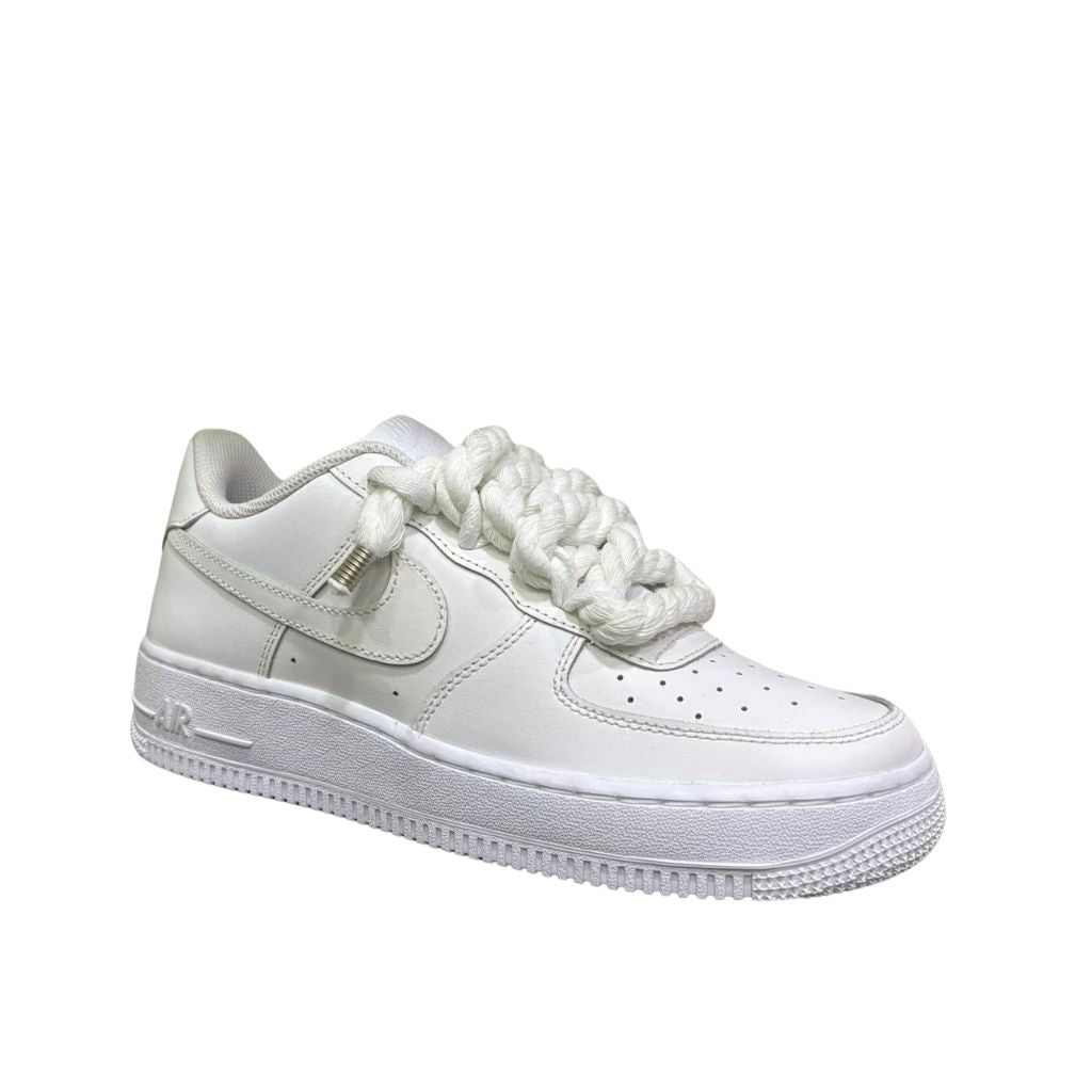 Nike Air Force 1 Low bianca con punta vernice e lacci corda
