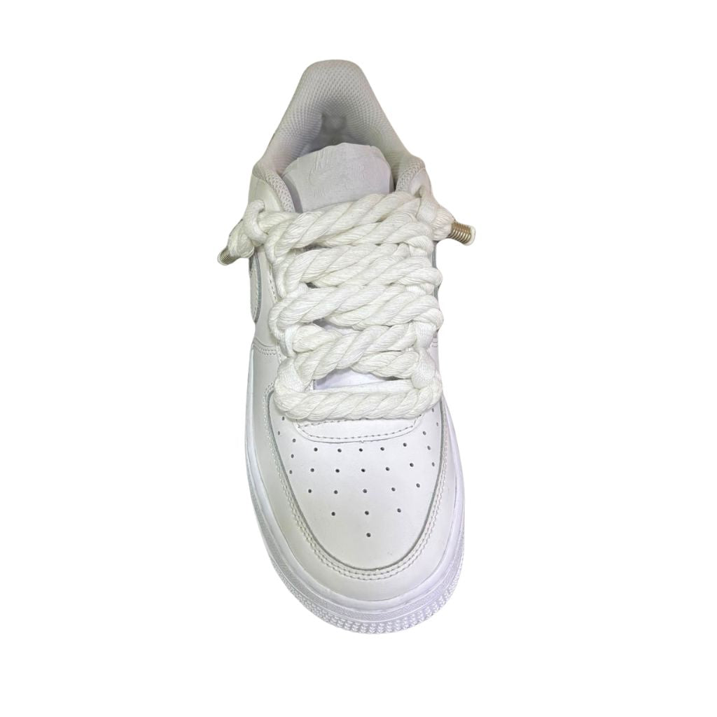Nike Air Force 1 Low bianca con punta vernice e lacci corda
