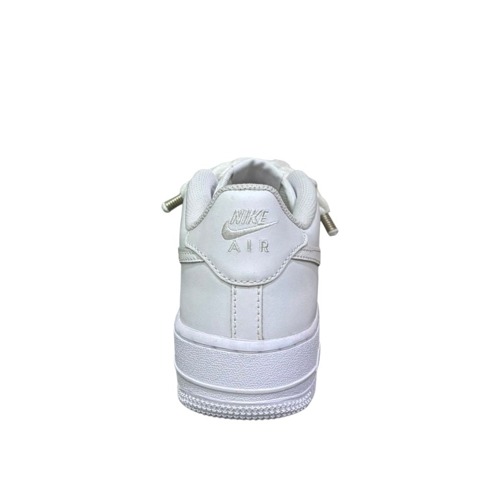 Nike Air Force 1 Low bianca con punta vernice e lacci corda
