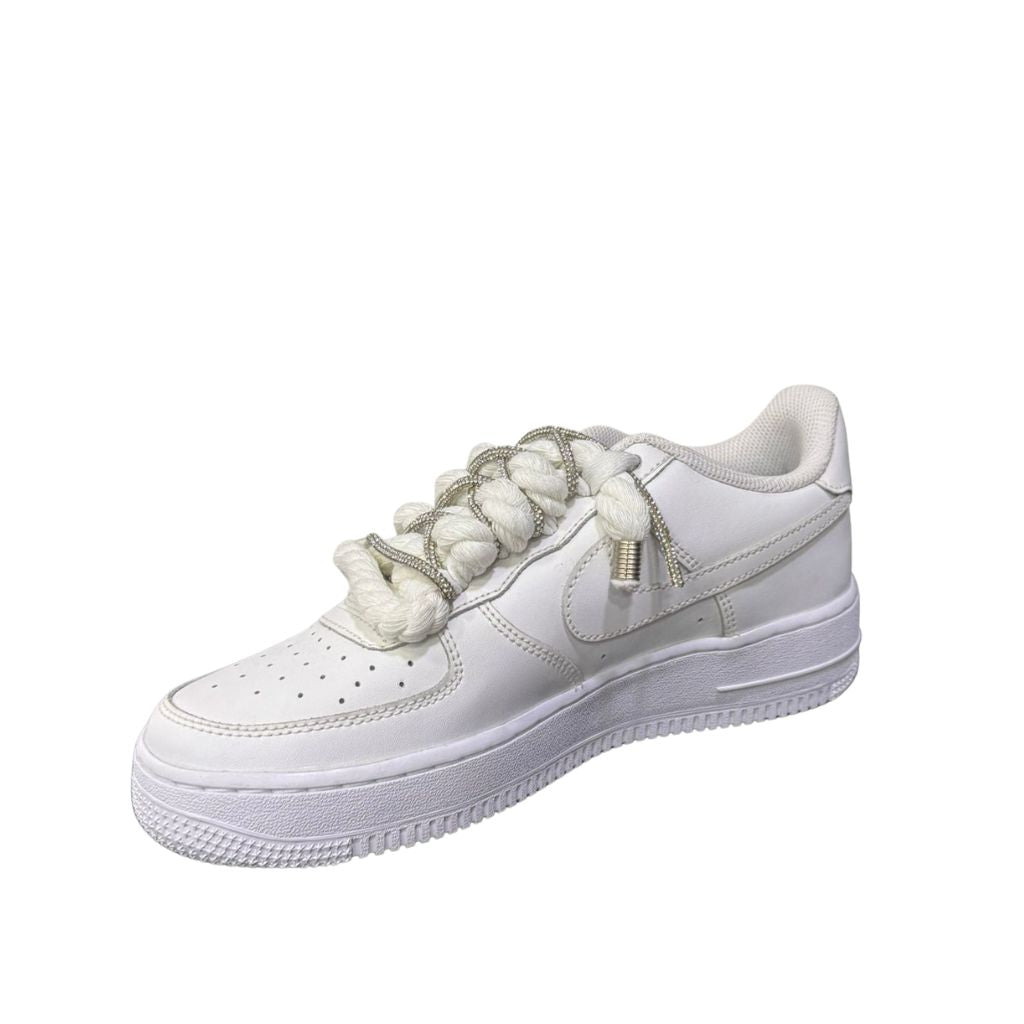 Nike Air Force 1 Low bianca con lacci corda e strass
