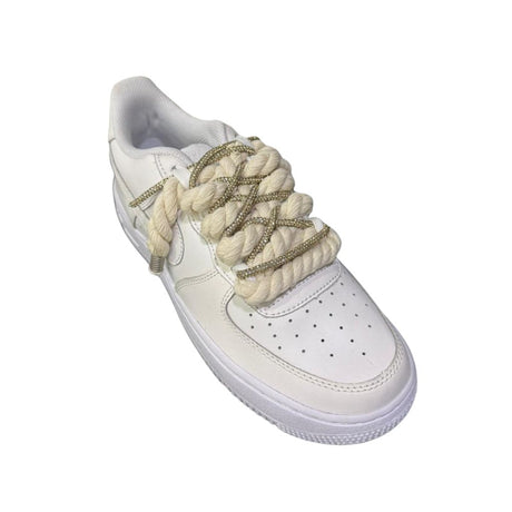 Nike Air Force 1 Low bianca con lacci panna e strass oro
