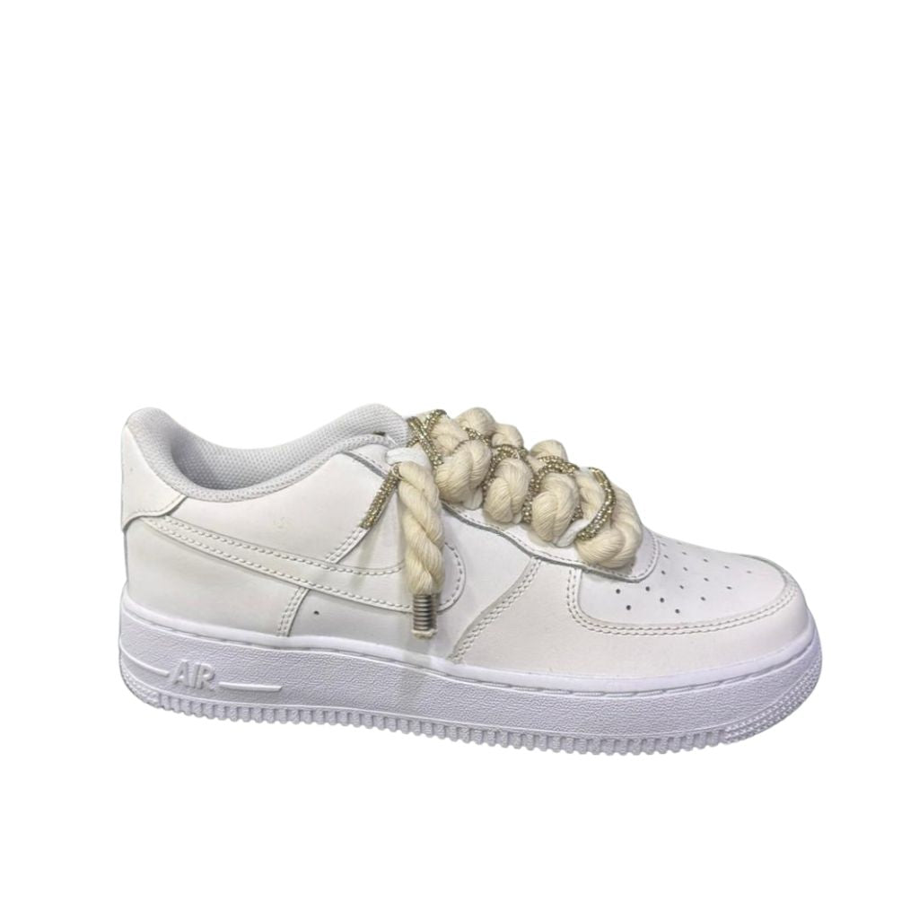 Nike Air Force 1 Low bianca con lacci panna e strass oro
