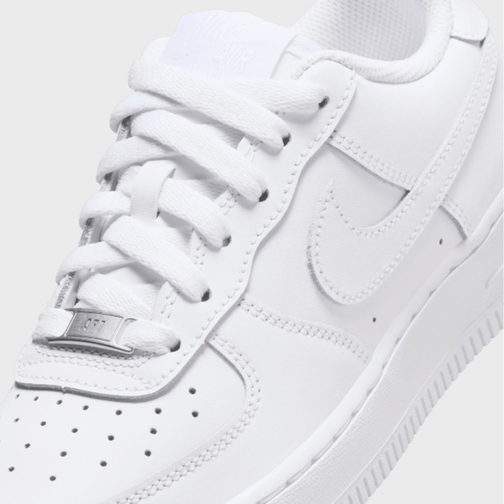 Sneaker Nike Air Force 1 junior total white, tomaia in pelle, suola Air.