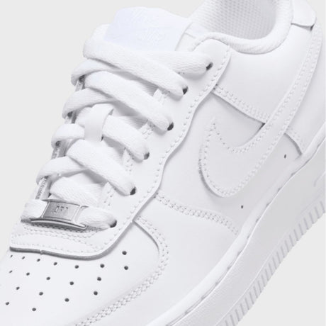 Sneaker Nike Air Force 1 junior total white, tomaia in pelle, suola Air.