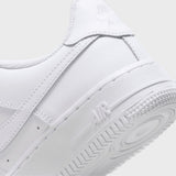 Sneaker Nike Air Force 1 junior total white, tomaia in pelle, suola Air.