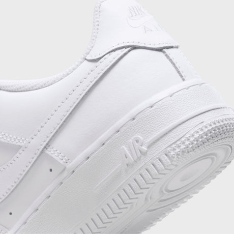 Sneaker Nike Air Force 1 junior total white, tomaia in pelle, suola Air.