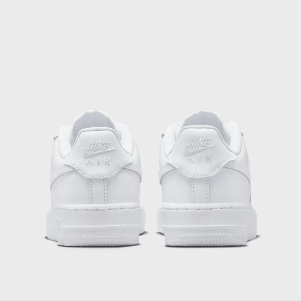 Sneaker Nike Air Force 1 junior total white, tomaia in pelle, suola Air.