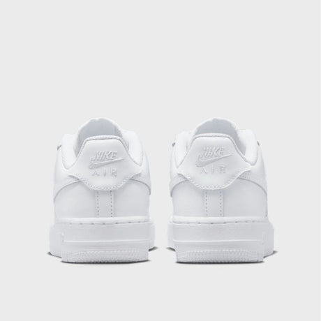 Sneaker Nike Air Force 1 junior total white, tomaia in pelle, suola Air.