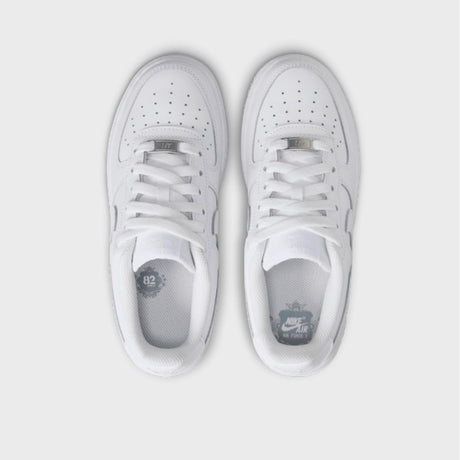 Sneaker Nike Air Force 1 junior total white, tomaia in pelle, suola Air.
