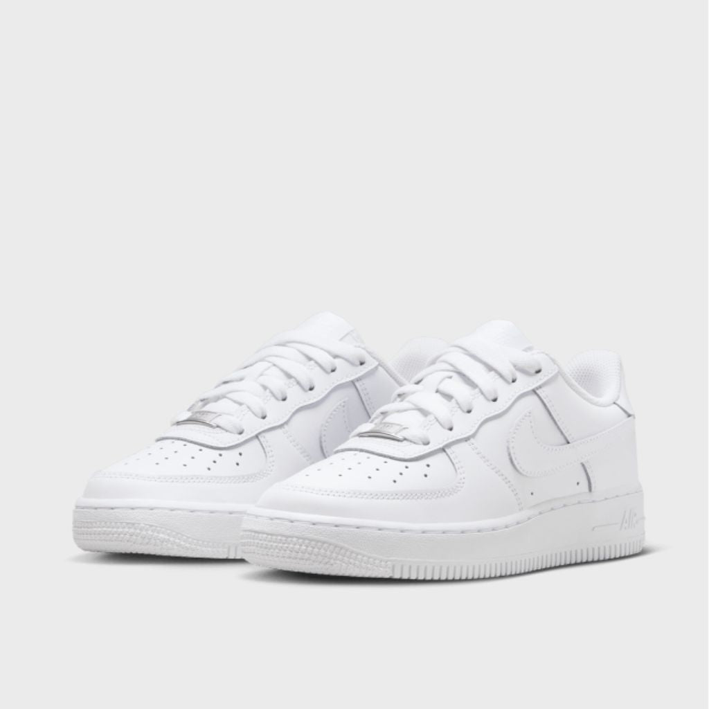 Sneaker Nike Air Force 1 junior total white, tomaia in pelle, suola Air.