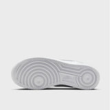 Sneaker Nike Air Force 1 junior total white, tomaia in pelle, suola Air.