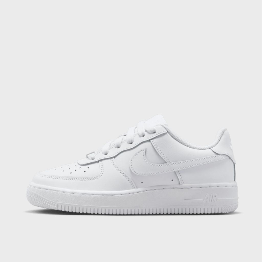 Sneaker Nike Air Force 1 junior total white, tomaia in pelle, suola Air.