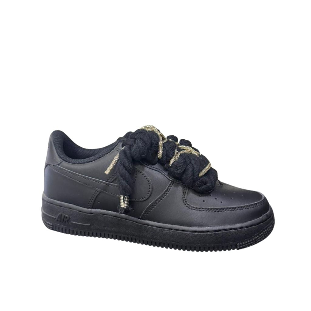 Nike Air Force 1 Low nera con lacci corda e strass oro
