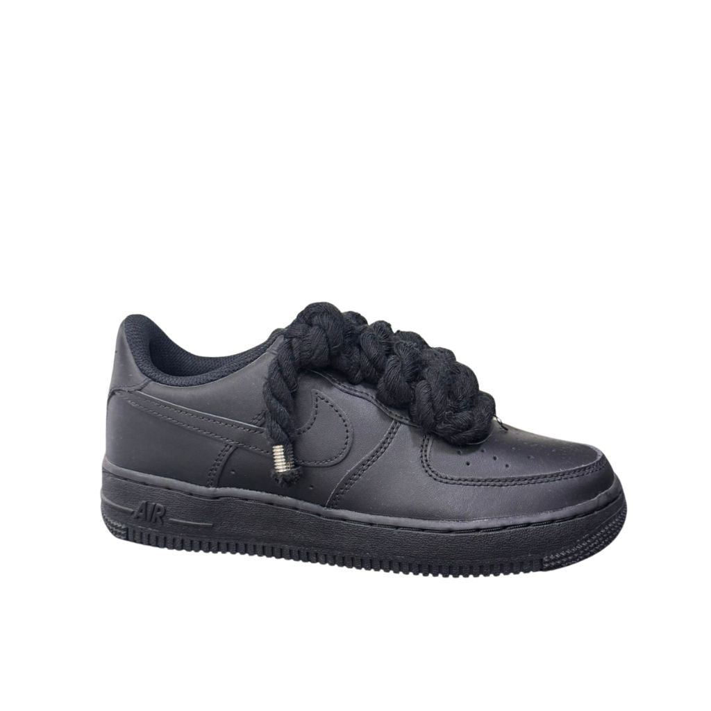 Nike Air Force 1 Low nera unisex con lacci in corda