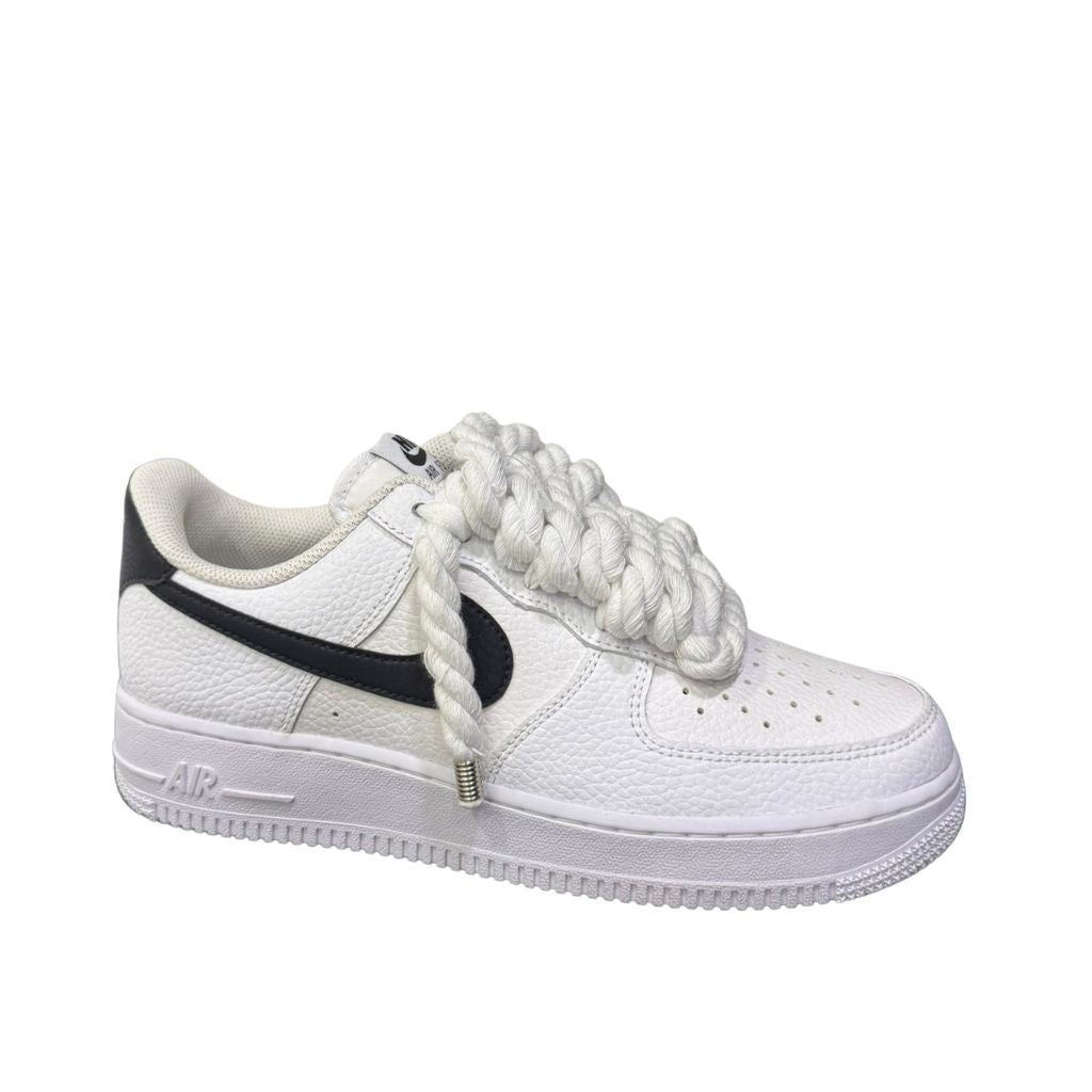 Nike Air Force 1 Low bianca con swoosh nero e lacci corda bianchi