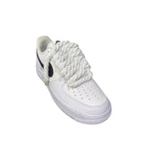 Nike Air Force 1 Low bianca con swoosh nero e lacci corda bianchi