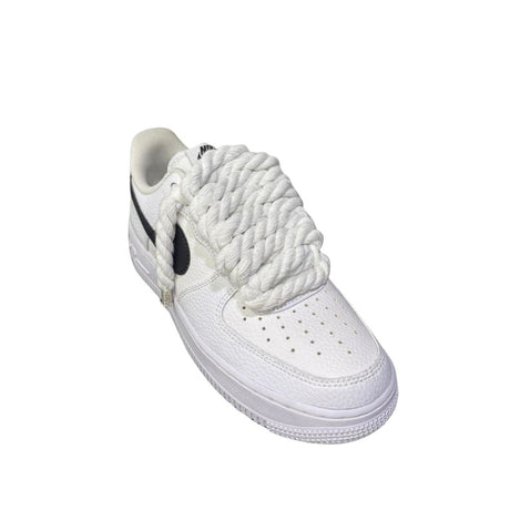 Nike Air Force 1 Low bianca con swoosh nero e lacci corda bianchi