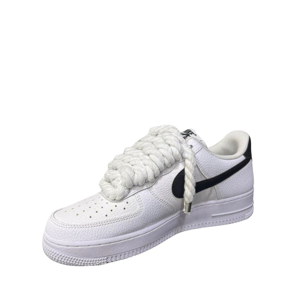 Nike Air Force 1 Low bianca con swoosh nero e lacci corda bianchi