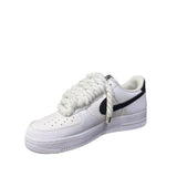 Nike Air Force 1 Low bianca con swoosh nero e lacci corda bianchi