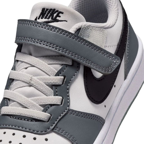 Sneakers Nike Court Borough bianche e grigie da bambino con Swoosh nero e strappo