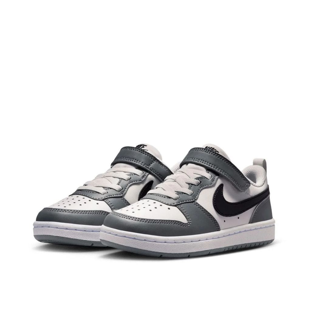 Sneakers Nike Court Borough bianche e grigie da bambino con Swoosh nero e strappo
