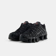 Vista laterale delle sneaker Nike Shox TL nella colorazione Black Metallic Hematite, con l'iconica suola a colonne e dettagli neri lucidi su tomaia in mesh.