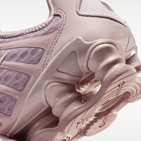 Sneaker Nike Shox TL nella colorazione Particle Rose con dettagli in argento metallizzato e suola con colonne ammortizzanti integrali.