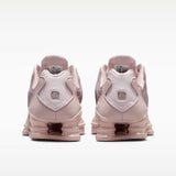 Sneaker Nike Shox TL nella colorazione Particle Rose con dettagli in argento metallizzato e suola con colonne ammortizzanti integrali.